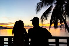 Silhouette Couple Watching Sunset Over The Sea In Koh Samui Isla Stock Photos