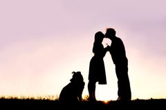 Silhouette d'extérieur de baiser de jeunes couples affectueux la date chez Sun photo stock Silhouette d'extérieur de baiser de jeunes couples affectueux la date chez Sun photo stock