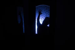 Silhouette d'un chiffre inconnu d'ombre sur une porte par une porte en verre fermée La silhouette d'un humain devant une fenêtre images libres de droits Silhouette d'un chiffre inconnu d'ombre sur une porte par une porte en verre fermée La silhouette d'un humain devant une fenêtre images libres de droits