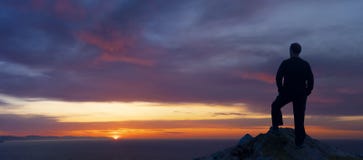 Silhouette d'un coucher du soleil admiratif d'homme Images stock Silhouette d'un coucher du soleil admiratif d'homme Images stock