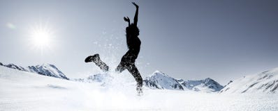 Silhouette d'une femme sautante en montagnes de Milou image libre de droits Silhouette d'une femme sautante en montagnes de Milou image libre de droits