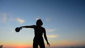 Silhouette de la belle jeune femme excercising dehors banque de vidéos Silhouette de la belle jeune femme excercising dehors banque de vidéos