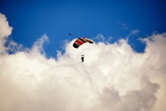 Silhouette de Paraglide sur des skyes de lumière du jour Photos stock Silhouette de Paraglide sur des skyes de lumière du jour Photos stock