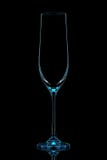 Silhouette de verre bleu de champagne avec le chemin de coupure sur le fond noir Image stock