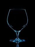 Silhouette de verre bleu de whiskey avec le chemin de coupure sur le fond noir Image libre de droits