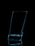 Silhouette de verre bleu pour le tir avec le chemin de coupure sur le fond noir Photographie stock libre de droits
