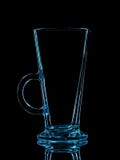 Silhouette de verre bleu pour le tir avec le chemin de coupure sur le fond noir Photo stock