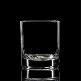 Silhouette de verre classique de boisson alcoolisée forte blanche avec le chemin de coupure sur le fond noir Photos libres de droits
