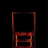 Silhouette de verre classique de boisson alcoolisée forte rouge sur le fond noir Images stock
