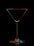 Silhouette de verre coloré de martini avec le chemin de coupure sur le fond noir Photos libres de droits