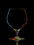 Silhouette de verre coloré de whiskey avec le chemin de coupure sur le fond noir Image libre de droits