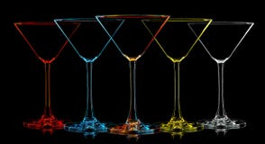 Silhouette de verre multicolore de martini sur le noir Photographie stock libre de droits
