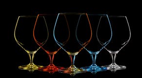 Silhouette de verre multicolore de whiskey sur le noir Photographie stock libre de droits