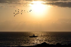 Silhouette des pêcheurs avec son bateau photo stock Silhouette des pêcheurs avec son bateau photo stock