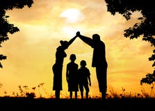 Silhouette grupp av lyckliga barn som leker på äng royaltyfria bilder Silhouette grupp av lyckliga barn som leker på äng royaltyfria bilder