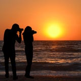 Silhouette of man and woman photographers take a sunrise picture Royalty Free Stock Photography Silhouette of man and woman photographers take a sunrise picture Royalty Free Stock Photography
