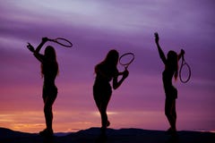 Silhouette trois de tennis de femme photos stock Silhouette trois de tennis de femme photos stock