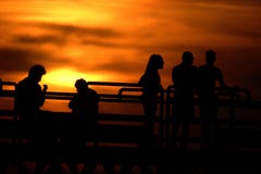 Silhouetted диаграммы против пылая захода солнца стоковая фотография rf Silhouetted диаграммы против пылая захода солнца стоковая фотография rf