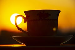 Silhouetten van de koffie van de zonsopgangochtend stock foto's Silhouetten van de koffie van de zonsopgangochtend stock foto's