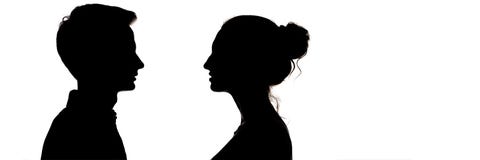 Silhouetteof un individuo y una muchacha que miran uno a, el perfil principal de adolescentes en amor, el concepto de relaciones foto de archivo libre de regalías Silhouetteof un individuo y una muchacha que miran uno a, el perfil principal de adolescentes en amor, el concepto de relaciones foto de archivo libre de regalías