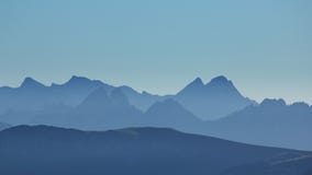 Silhouettes des crêtes de montagne image libre de droits Silhouettes des crêtes de montagne image libre de droits