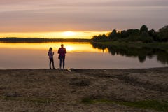 Silhouettes noires sur la plage image stock Silhouettes noires sur la plage image stock