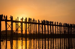 Silhouettes of people on U Bein bridge over the Taungthaman Lake at sunset, in Amarapura, Mandalay Myanmar royalty free stock photos Silhouettes of people on U Bein bridge over the Taungthaman Lake at sunset, in Amarapura, Mandalay Myanmar royalty free stock photos