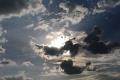 Silhouettez la lumière du soleil de ciel sur le fond foncé de ciel bleu de nuage photographie stock Silhouettez la lumière du soleil de ciel sur le fond foncé de ciel bleu de nuage photographie stock