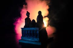 Silhouettez la scène romantique des couples musulmans d'amour sur le fond modifié la tonalité nuageux foncé photographie stock Silhouettez la scène romantique des couples musulmans d'amour sur le fond modifié la tonalité nuageux foncé photographie stock