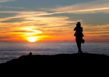Silhouettierte Frau macht Foto des Sonnenuntergangs stockbild Silhouettierte Frau macht Foto des Sonnenuntergangs stockbild