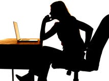 Silhouetvrouw het denken computer royalty-vrije stock foto Silhouetvrouw het denken computer royalty-vrije stock foto