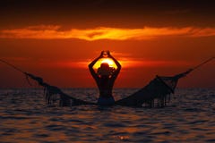 Silhueta bonita da jovem mulher com o balanço que levanta no mar no por do sol, cenário romântico maldivo imagens de stock royalty free Silhueta bonita da jovem mulher com o balanço que levanta no mar no por do sol, cenário romântico maldivo imagens de stock royalty free