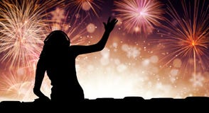 Silhueta da mulher DJ que joga a música, fogo de artifício no backround fotografia de stock Silhueta da mulher DJ que joga a música, fogo de artifício no backround fotografia de stock