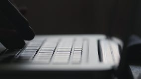 Silhueta das mãos no teclado do portátil moderno Dedos que datilografam o texto Fim acima video estoque Silhueta das mãos no teclado do portátil moderno Dedos que datilografam o texto Fim acima video estoque