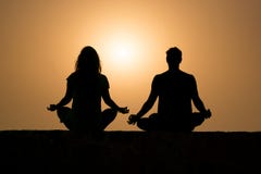 Silhueta de dois meditators do vipassana que enfrentam o por do sol fotografia de stock Silhueta de dois meditators do vipassana que enfrentam o por do sol fotografia de stock