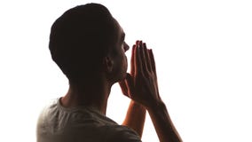 Silhueta de um homem que reza ao deus Conceito da fé e da religião video estoque Silhueta de um homem que reza ao deus Conceito da fé e da religião video estoque