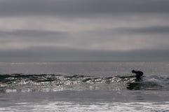 Silhueta de um surfista que trava uma onda fotos de stock Silhueta de um surfista que trava uma onda fotos de stock