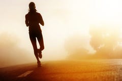 Silhueta running da estrada do atleta foto de stock royalty free Silhueta running da estrada do atleta foto de stock royalty free