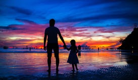 Silhuetas Do Pai E Da Filha No Por Do Sol No Foto de Stock ...