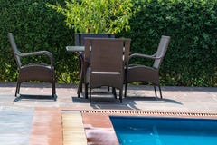 Sillas de cubierta cerca de la piscina Fotografía de archivo libre de regalías Sillas de cubierta cerca de la piscina Fotografía de archivo libre de regalías
