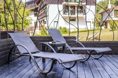 Sillón en un patio fotografía de archivo Sillón en un patio fotografía de archivo