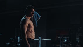 Silna stonowana młoda atleta towelling daleko w gym zbiory wideo Silna stonowana młoda atleta towelling daleko w gym zbiory wideo