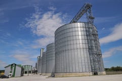 Silos agrícolas la instalación del grano del metal con los silos imagen de archivo Silos agrícolas la instalación del grano del metal con los silos imagen de archivo
