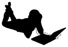 Silueta con el camino de recortes de la mujer con la computadora portátil y el auricular Imágenes de archivo libres de regalías Silueta con el camino de recortes de la mujer con la computadora portátil y el auricular Imágenes de archivo libres de regalías