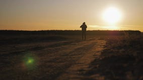 Silueta corriente del hombre en tiempo de la puesta del sol Funcionamiento a campo través al aire libre El hombre joven atlético almacen de video Silueta corriente del hombre en tiempo de la puesta del sol Funcionamiento a campo través al aire libre El hombre joven atlético almacen de video