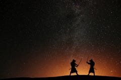 Silueta de dos samurais contra el cielo estrellado foto de archivo libre de regalías Silueta de dos samurais contra el cielo estrellado foto de archivo libre de regalías