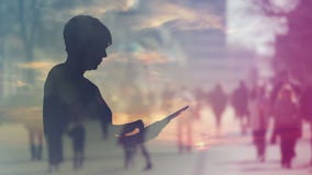 Silueta de Internet de la ojeada de la mujer en la tableta de Digitaces, cantidad de la exposición doble metrajes Silueta de Internet de la ojeada de la mujer en la tableta de Digitaces, cantidad de la exposición doble metrajes