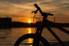 Silueta De La Bicicleta En Una Puesta Del Sol Paisaje Del VERANO ...