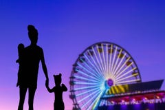 Silueta de la familia en un parque temático que mira a la madre de la noria con su pequeños hija y bebé libre illustration Silueta de la familia en un parque temático que mira a la madre de la noria con su pequeños hija y bebé libre illustration