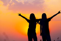 Silueta de la opinión feliz de la puesta del sol de la amistad del amigo de dos muchachas foto de archivo Silueta de la opinión feliz de la puesta del sol de la amistad del amigo de dos muchachas foto de archivo